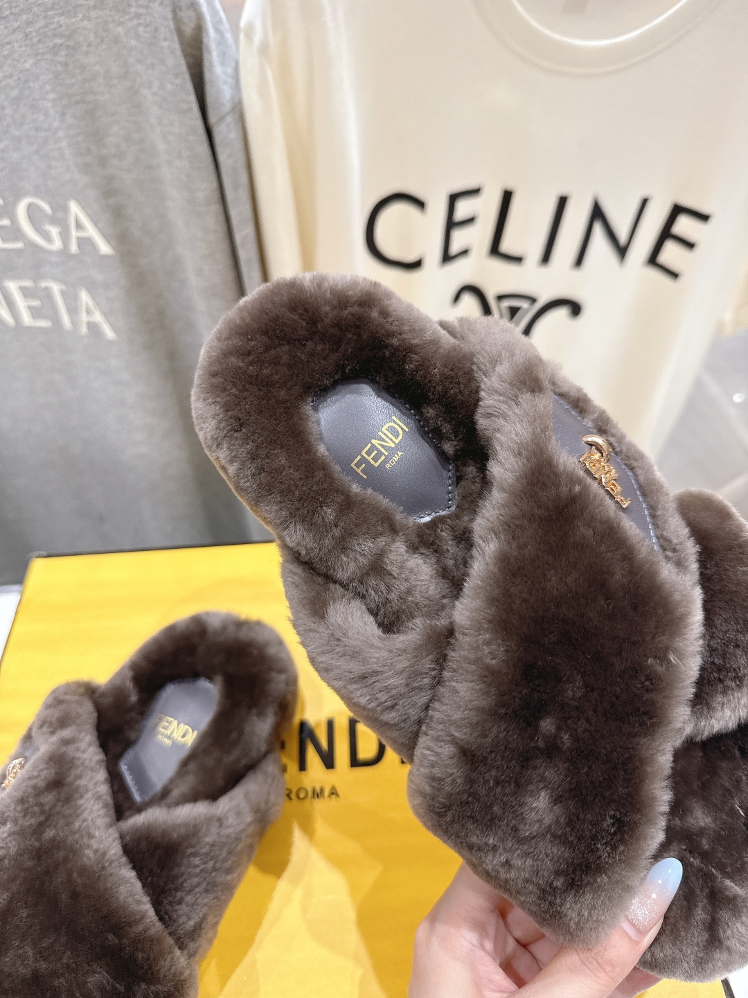 高版本出厂 FENDI/芬迪F013 2025ss秋冬新款专柜原版复刻平底毛毛拖 羊羔🐑毛，原版品质原版