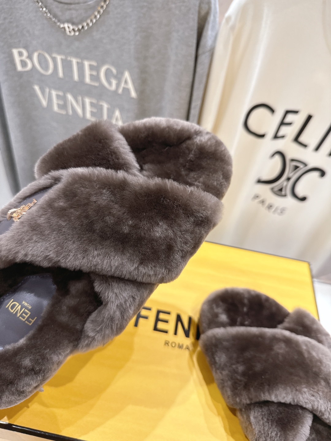 高版本出厂 FENDI/芬迪F013 2025ss秋冬新款专柜原版复刻平底毛毛拖 羊羔🐑毛，原版品质原版