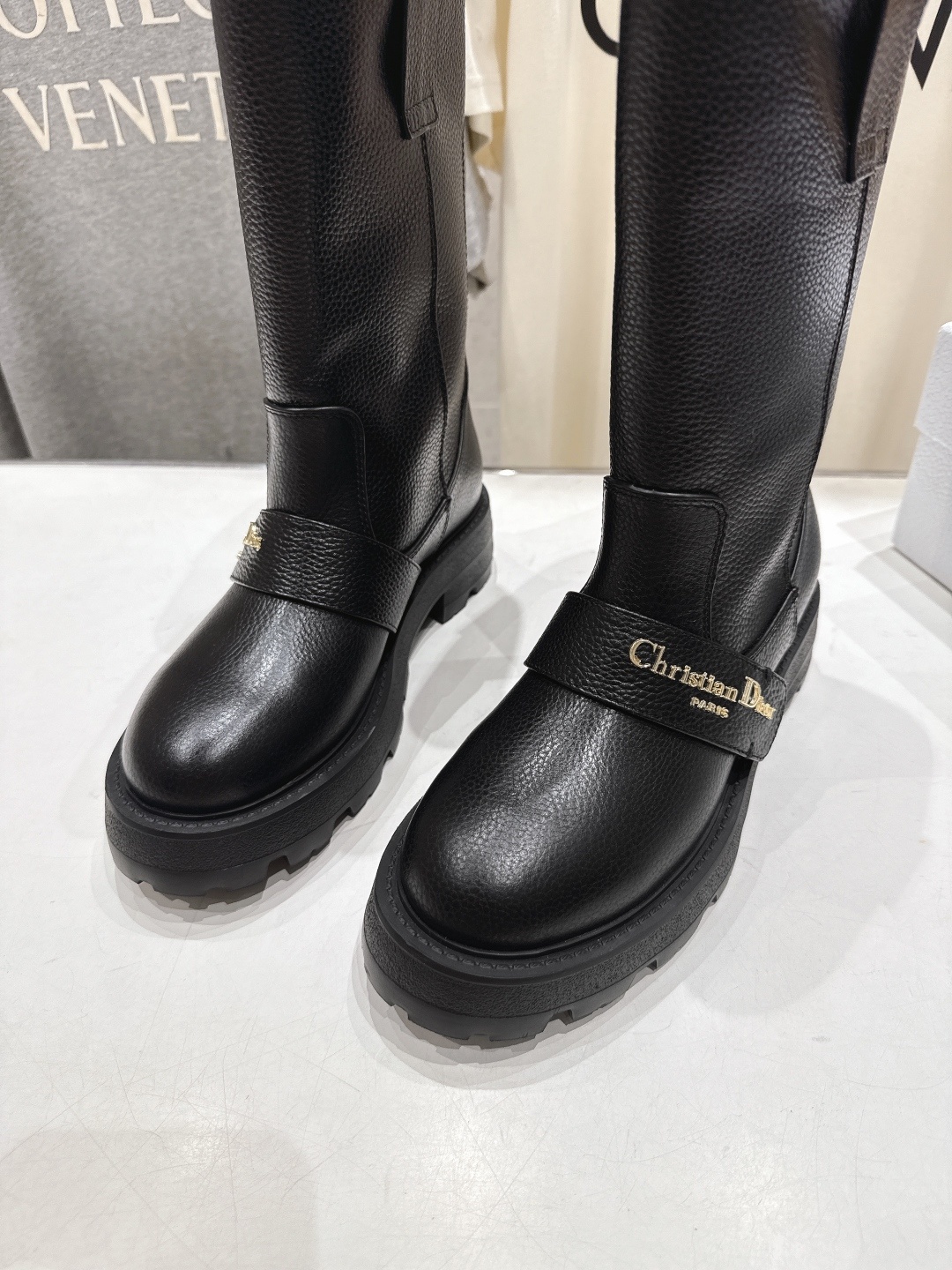 高版本出厂 Dior/迪奥D家 F037 2025ss秋冬新品布洛克短靴,经久不衰的马靴造型,彰显经典设