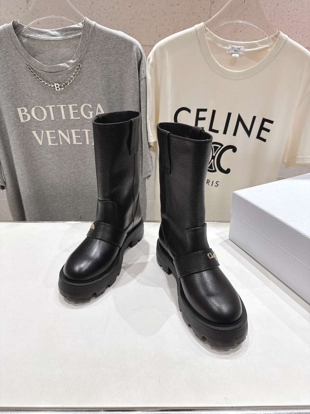 高版本出厂 Dior/迪奥D家 F037 2025ss秋冬新品布洛克短靴,经久不衰的马靴造型,彰显经典设