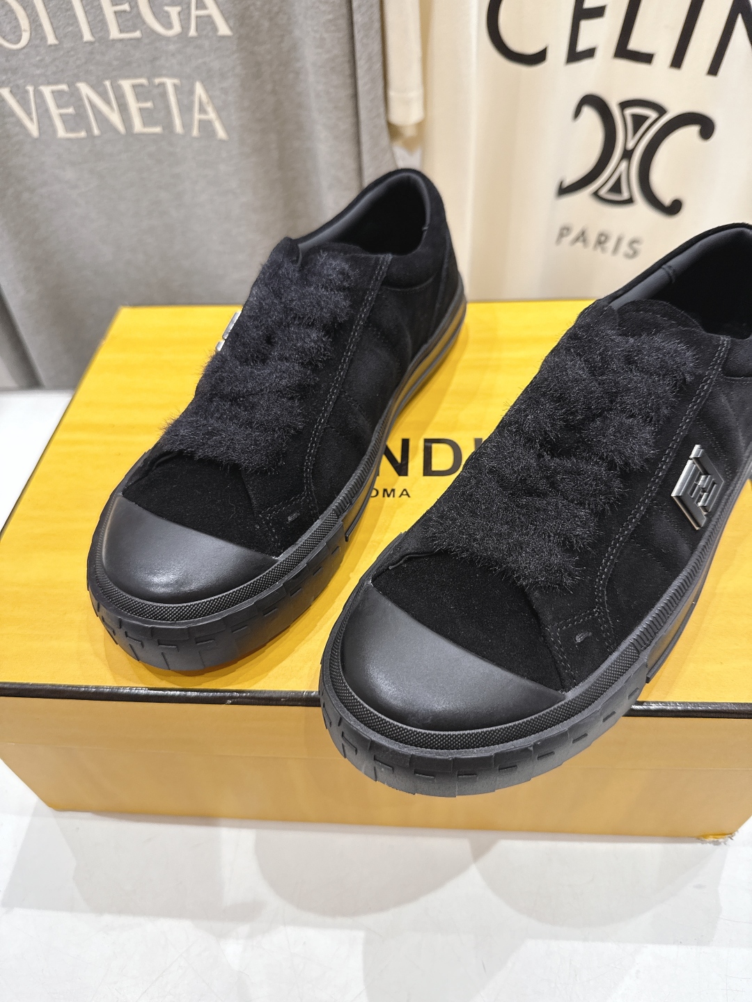 高版本出厂情侣款 最新火爆 FENDI/芬迪F029 2025ss新款皮面系带情侣运动休闲鞋-全新必备款