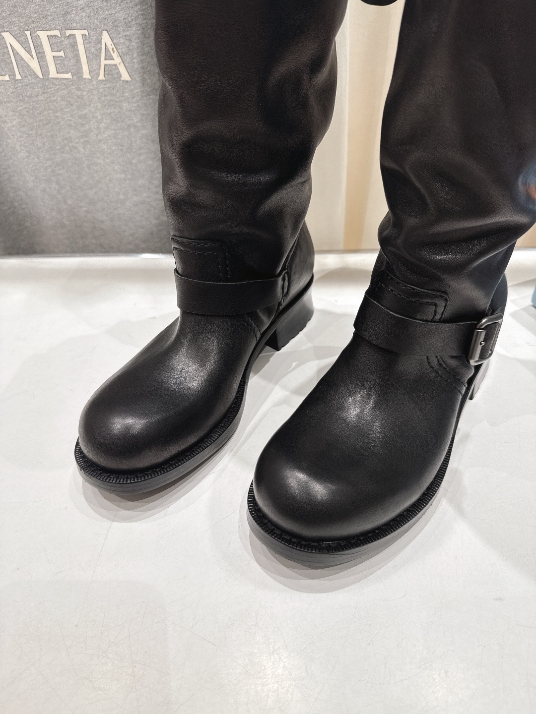 高版本出厂 prada/普拉达F025 2025ss最新厚底马丁靴骑士靴长靴,非常耐看的一款走秀款骑士长