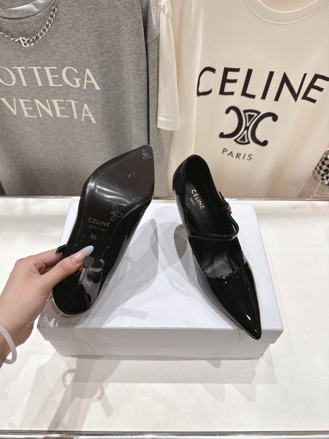 高版本出厂 CELINE/赛琳F052 2025ss新款简易尖头高跟鞋单鞋~复古简约又时尚 上脚舒适.百