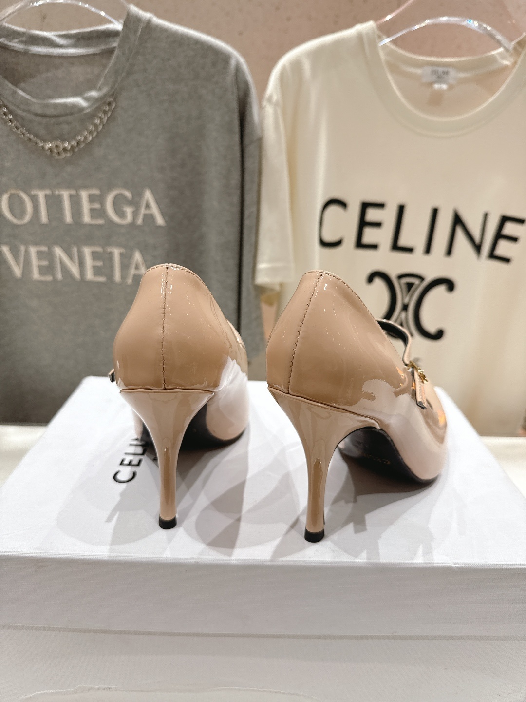 高版本出厂 CELINE/赛琳F052 2025ss新款简易尖头高跟鞋单鞋~复古简约又时尚 上脚舒适.百