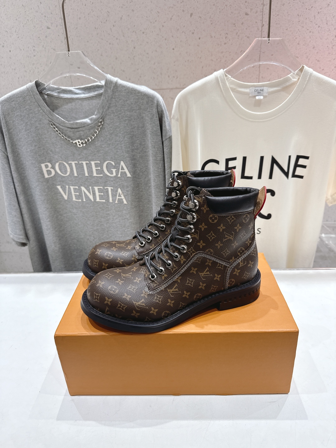 高版本出厂 情侣款 LOUIS VUITTON 25ss LV驴牌新款厚底系带男女同款大头鞋短靴马丁靴楦