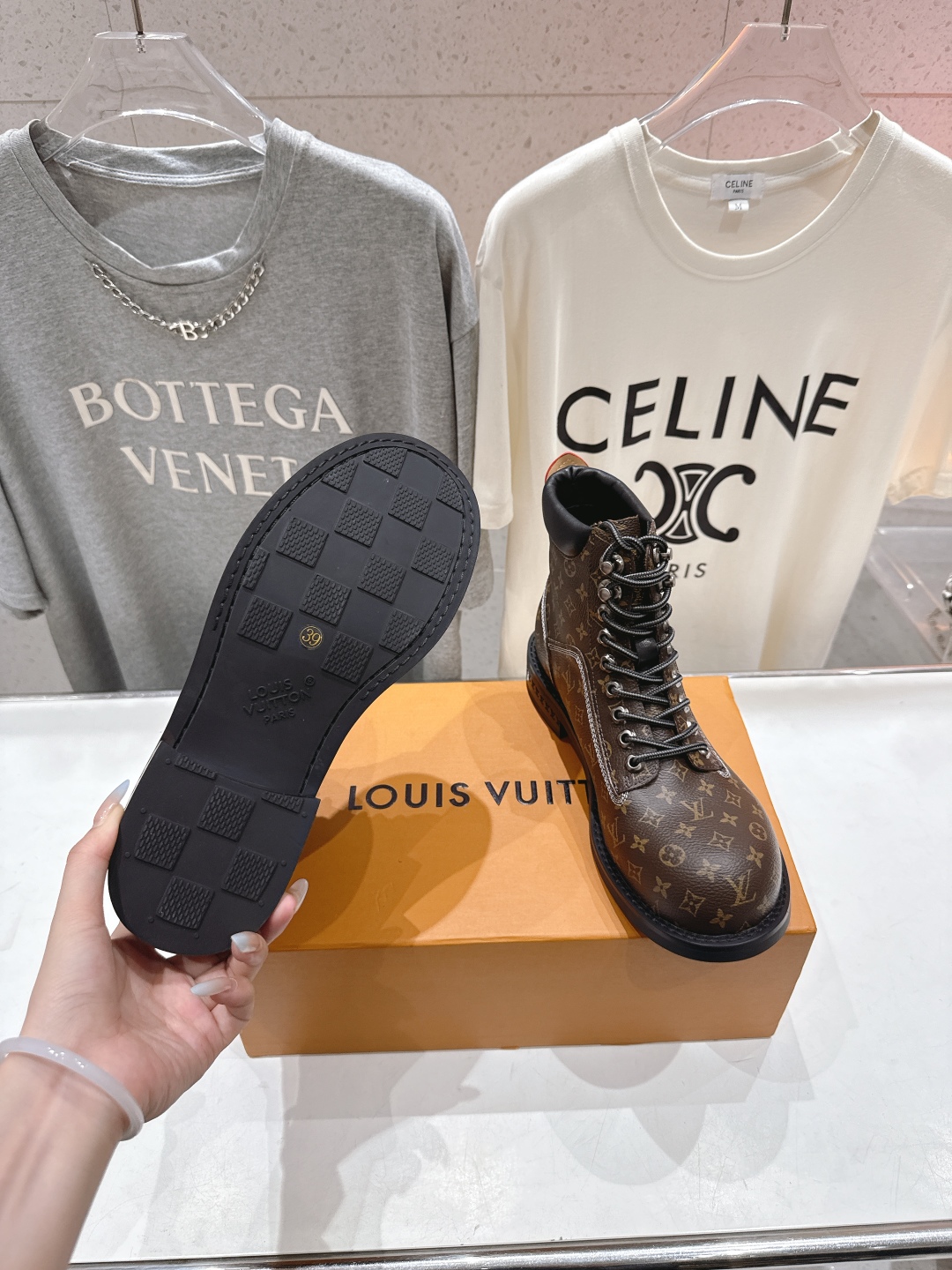 高版本出厂 情侣款 LOUIS VUITTON 25ss LV驴牌新款厚底系带男女同款大头鞋短靴马丁靴楦