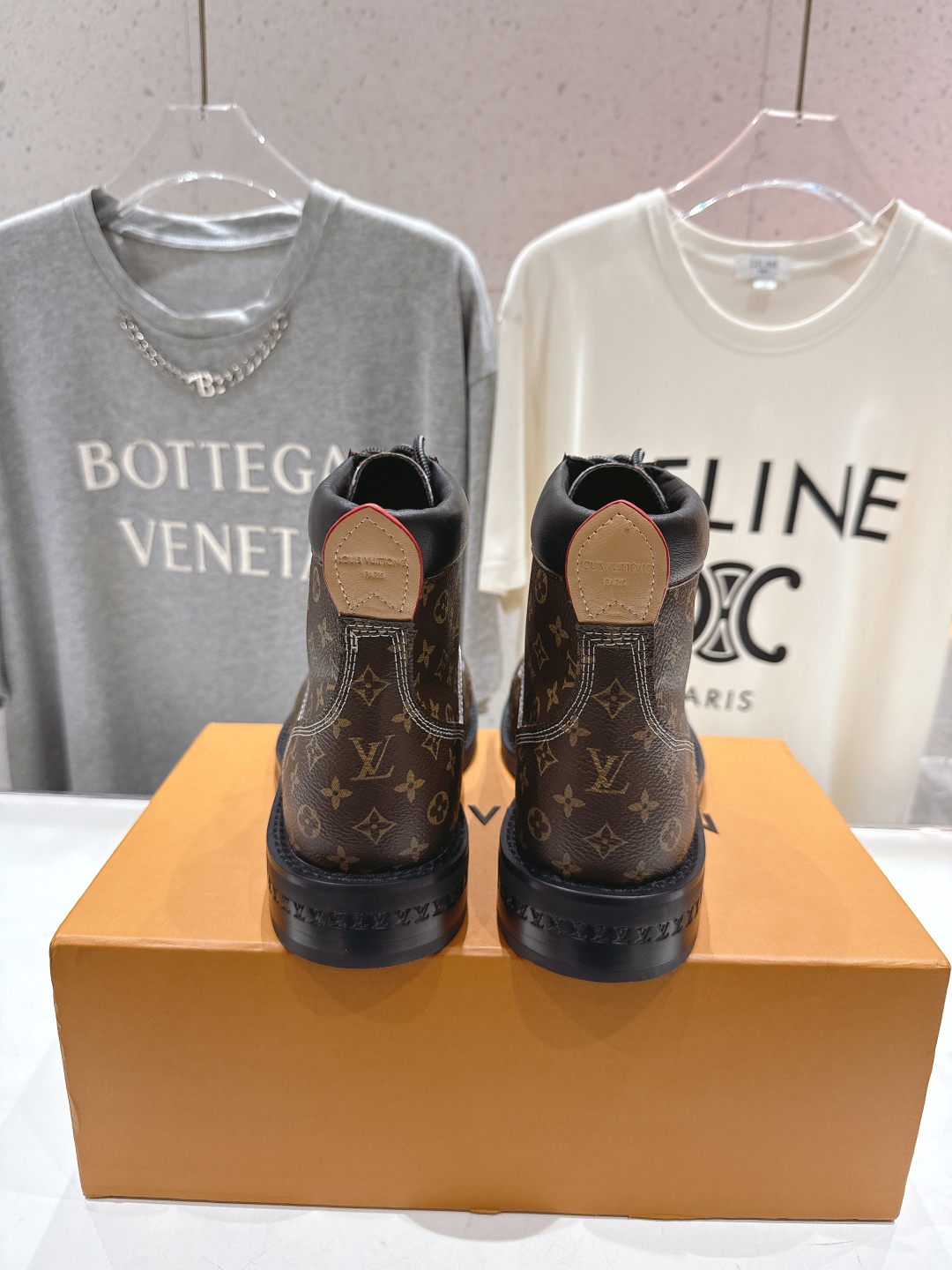 高版本出厂 情侣款 LOUIS VUITTON 25ss LV驴牌新款厚底系带男女同款大头鞋短靴马丁靴楦