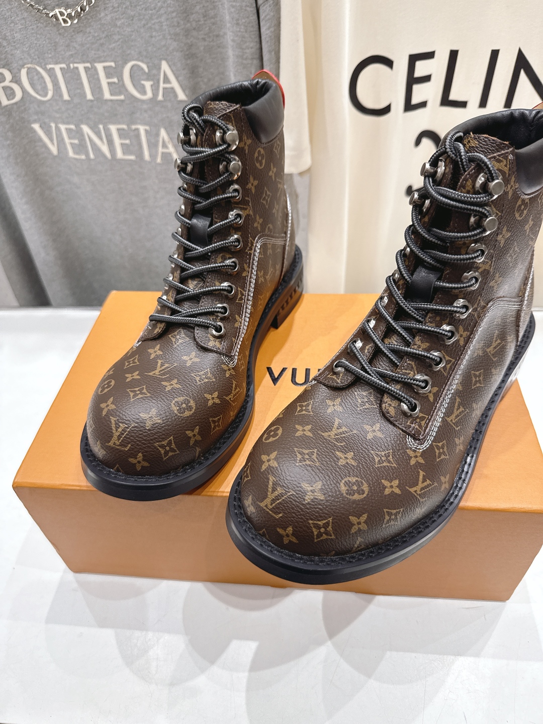 高版本出厂 情侣款 LOUIS VUITTON 25ss LV驴牌新款厚底系带男女同款大头鞋短靴马丁靴楦