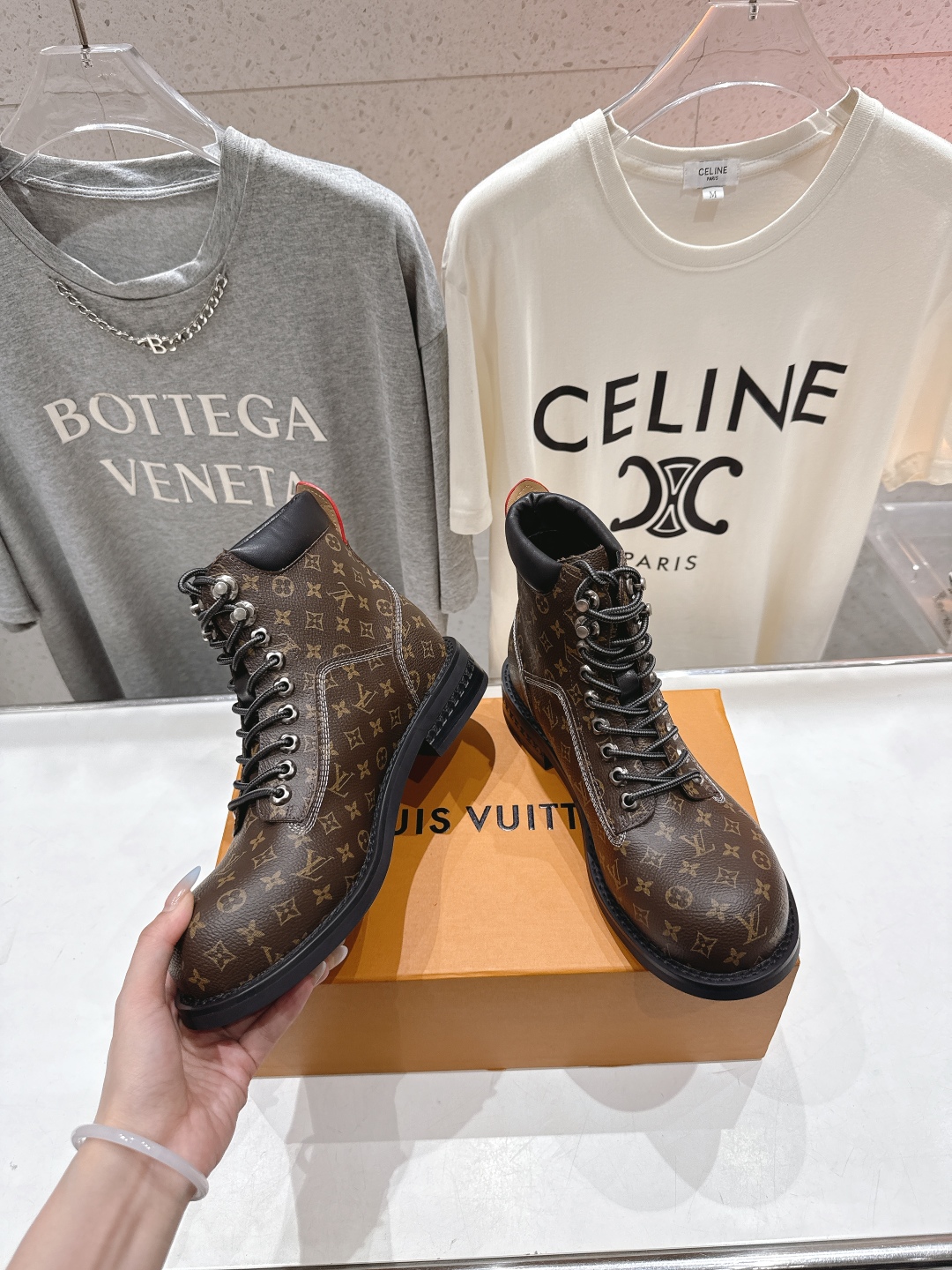 高版本出厂 情侣款 LOUIS VUITTON 25ss LV驴牌新款厚底系带男女同款大头鞋短靴马丁靴楦