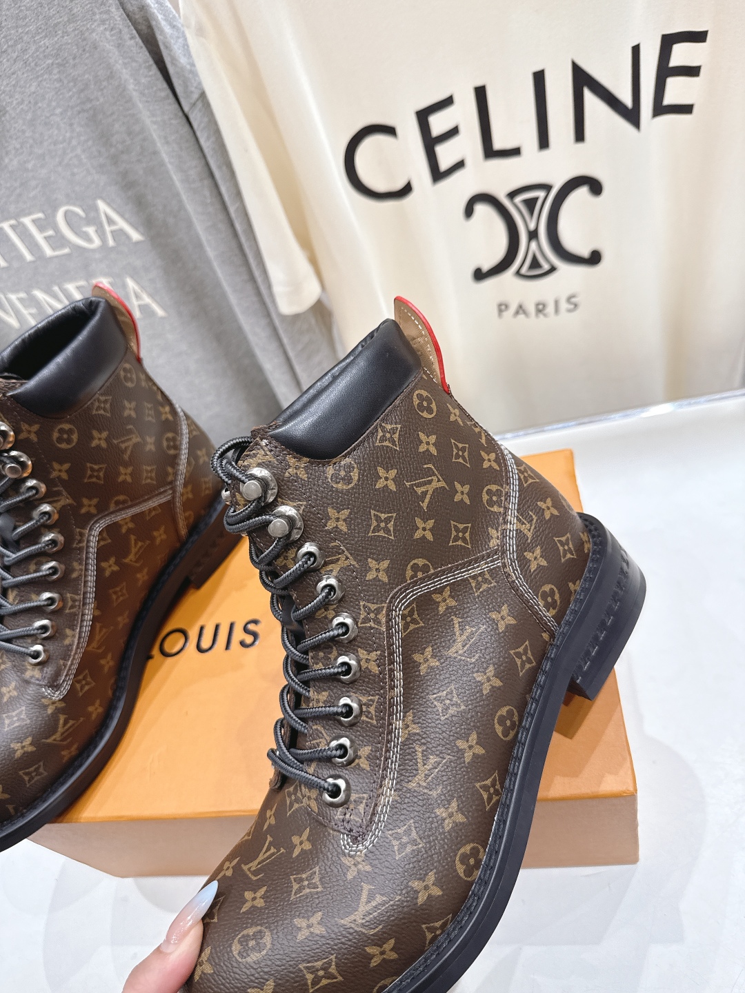 高版本出厂 情侣款 LOUIS VUITTON 25ss LV驴牌新款厚底系带男女同款大头鞋短靴马丁靴楦