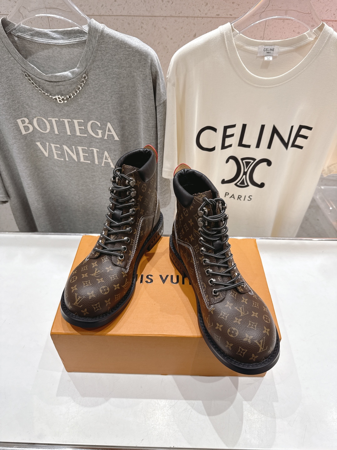 高版本出厂 情侣款 LOUIS VUITTON 25ss LV驴牌新款厚底系带男女同款大头鞋短靴马丁靴楦
