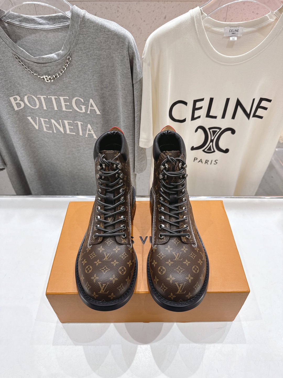 高版本出厂 情侣款 LOUIS VUITTON 25ss LV驴牌新款厚底系带男女同款大头鞋短靴马丁靴楦