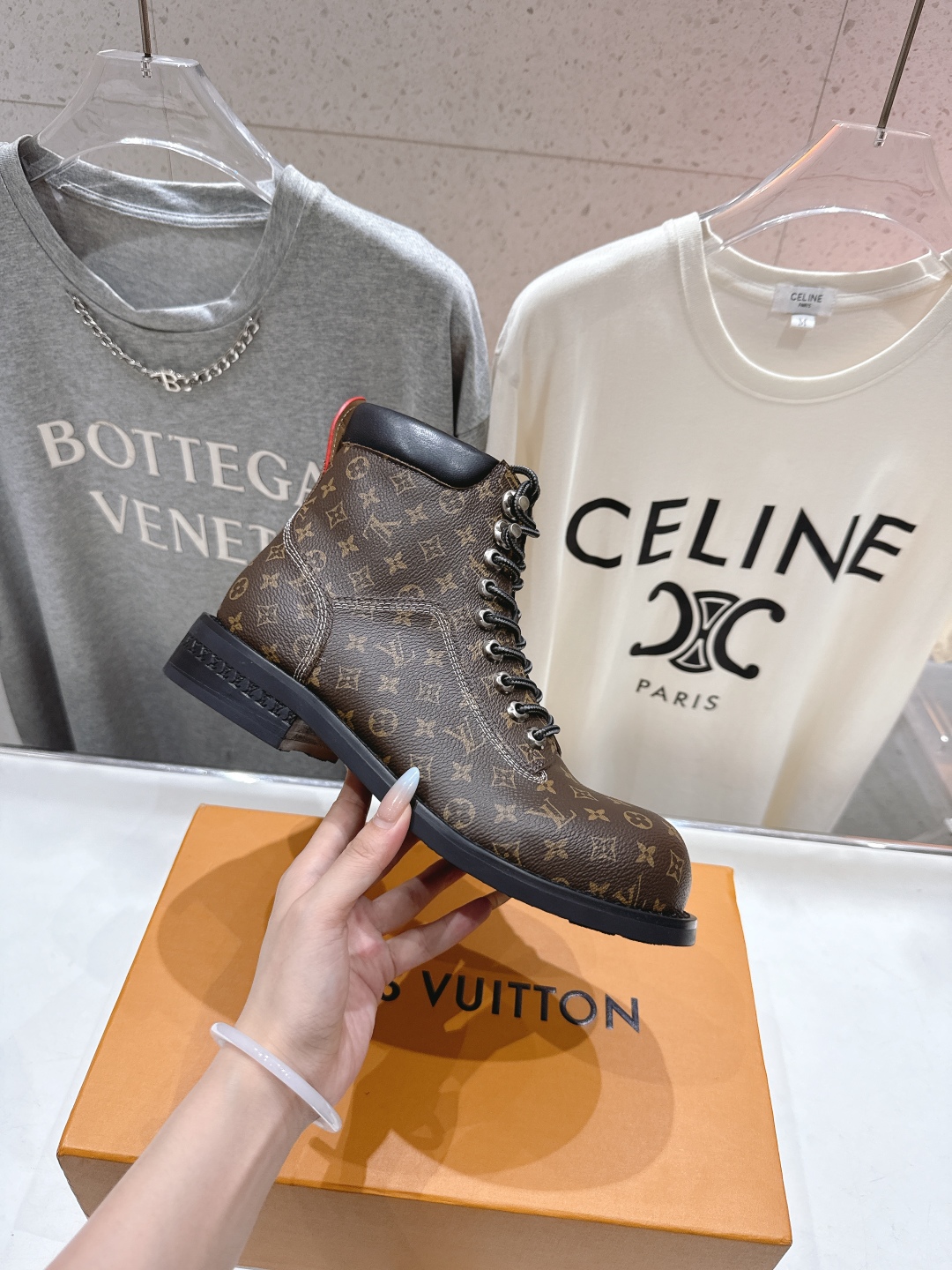 高版本出厂 情侣款 LOUIS VUITTON 25ss LV驴牌新款厚底系带男女同款大头鞋短靴马丁靴楦