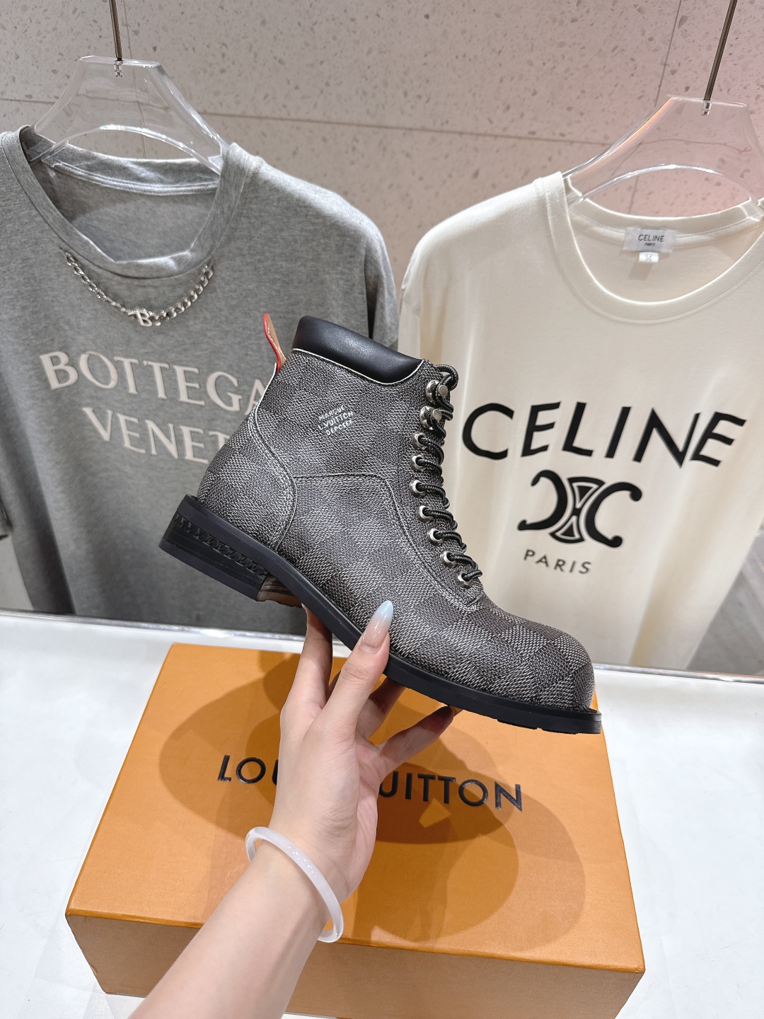 高版本出厂 情侣款 LOUIS VUITTON 25ss LV驴牌新款厚底系带男女同款大头鞋短靴马丁靴楦