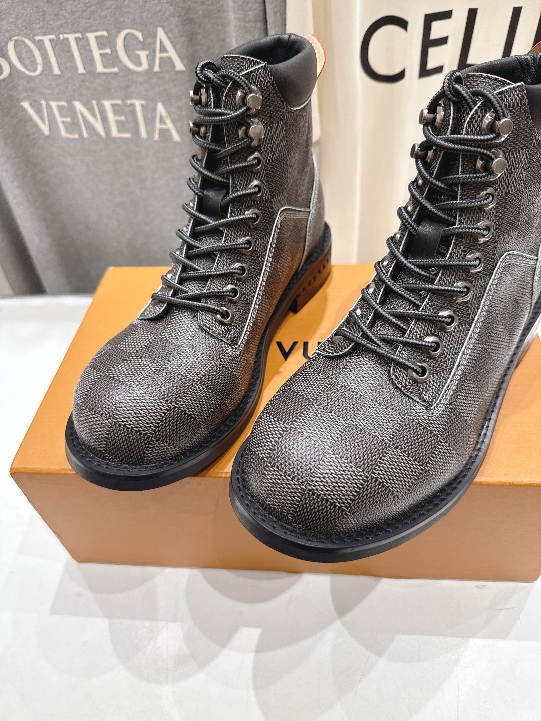 高版本出厂 情侣款 LOUIS VUITTON 25ss LV驴牌新款厚底系带男女同款大头鞋短靴马丁靴楦