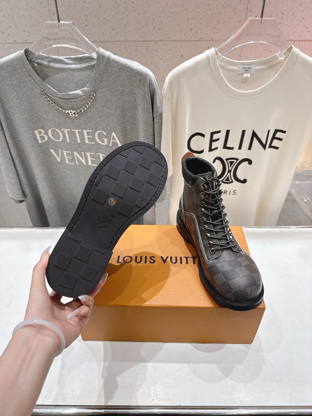 高版本出厂 情侣款 LOUIS VUITTON 25ss LV驴牌新款厚底系带男女同款大头鞋短靴马丁靴楦