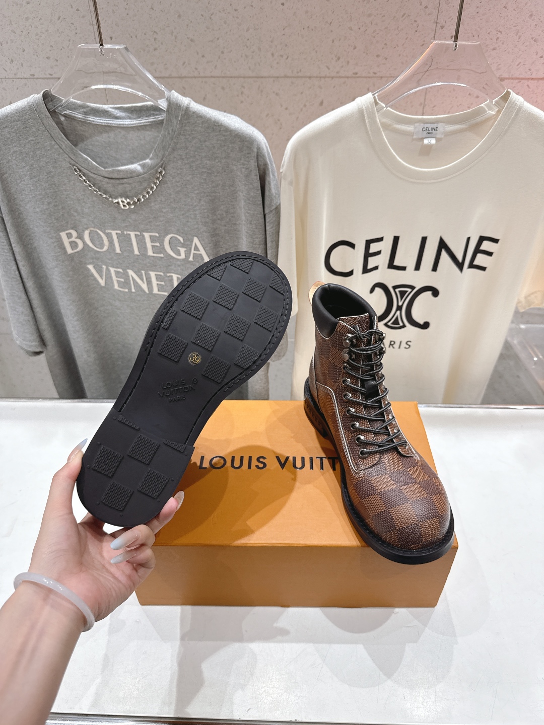 高版本出厂 情侣款 LOUIS VUITTON 25ss LV驴牌新款厚底系带男女同款大头鞋短靴马丁靴楦