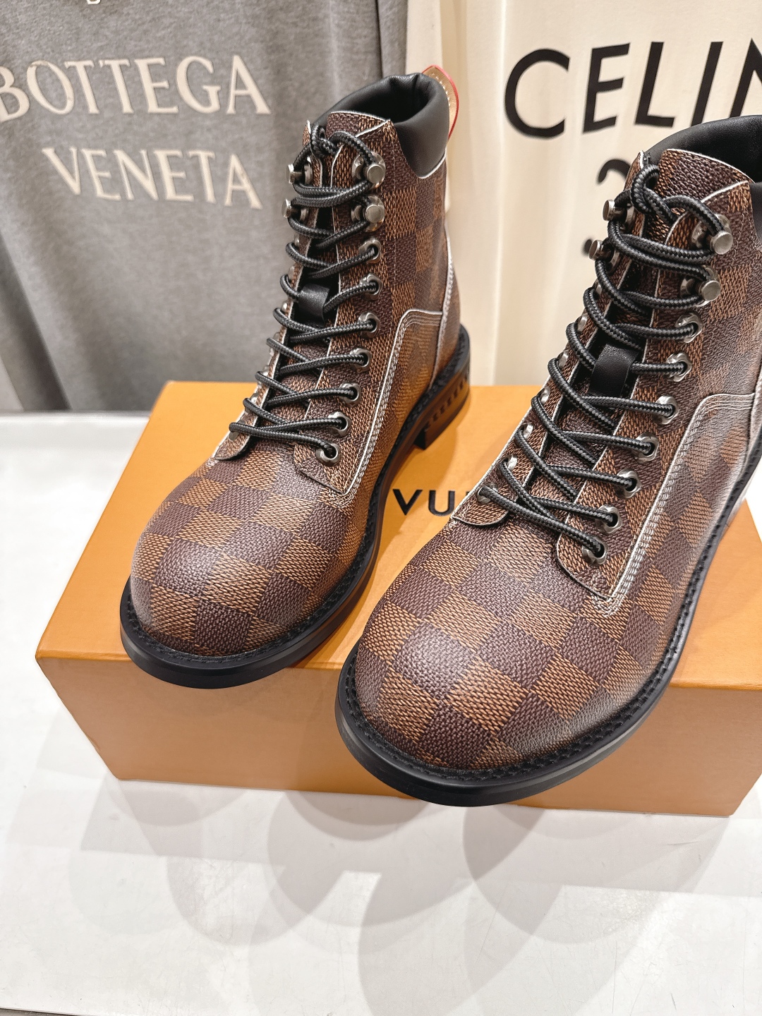高版本出厂 情侣款 LOUIS VUITTON 25ss LV驴牌新款厚底系带男女同款大头鞋短靴马丁靴楦