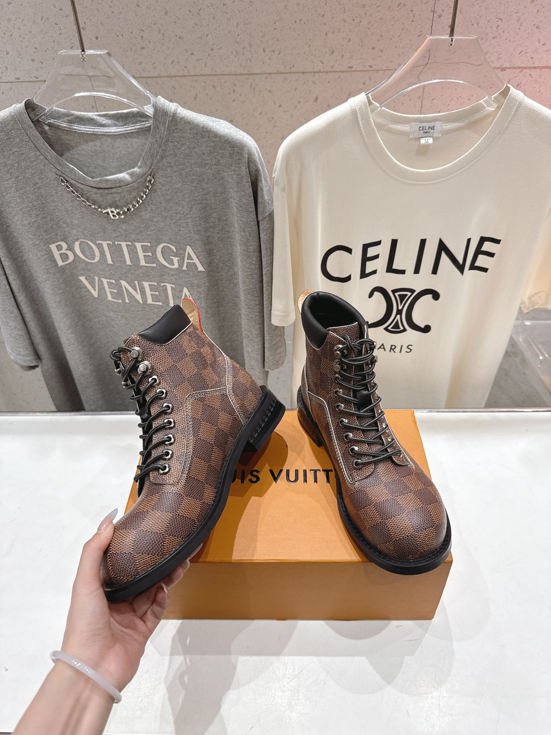 高版本出厂 情侣款 LOUIS VUITTON 25ss LV驴牌新款厚底系带男女同款大头鞋短靴马丁靴楦