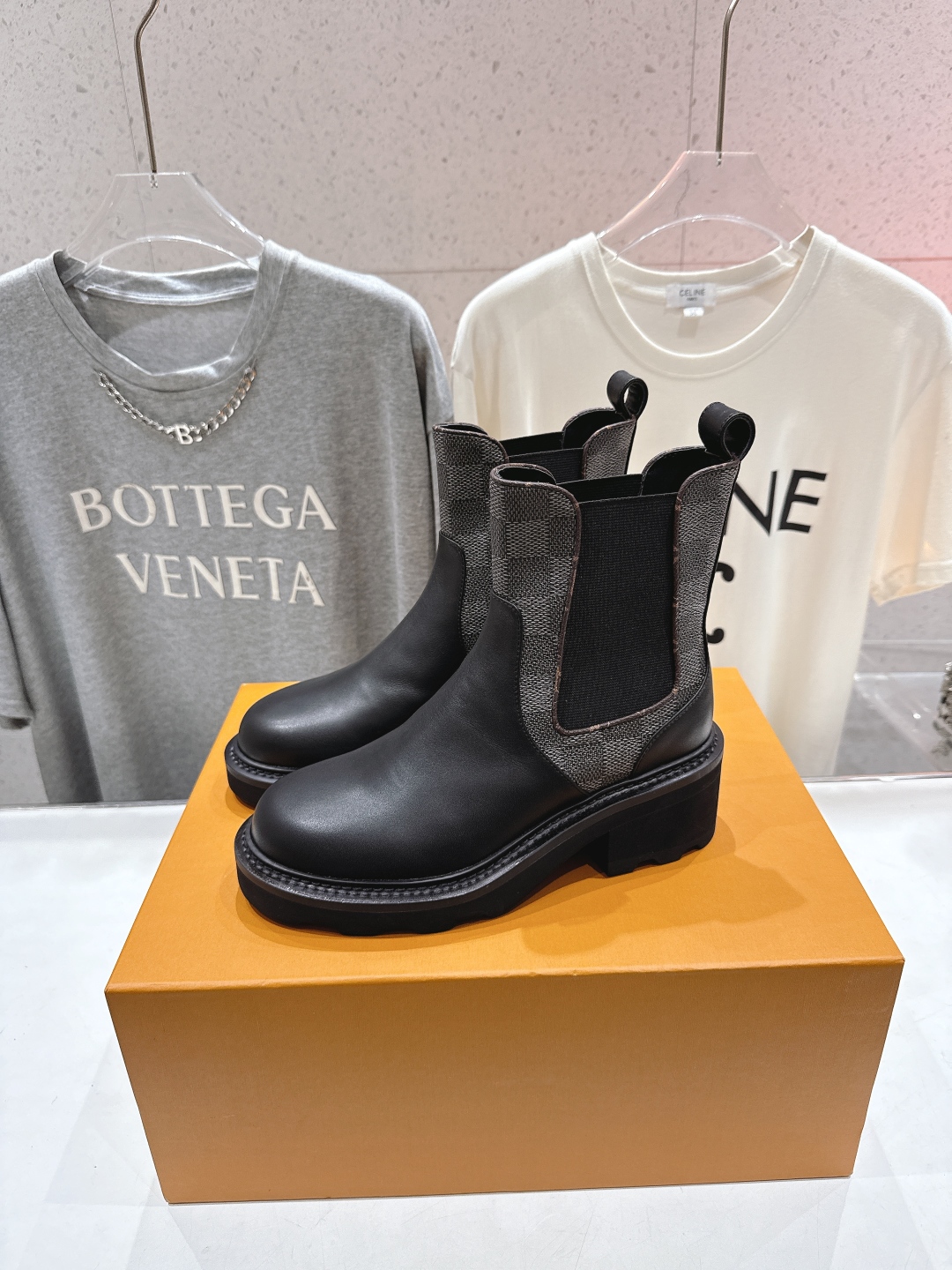 高版本出厂 LOUIS VUITTON 25ss LV驴牌新款厚底切尔西短靴马丁靴楦型百搭瘦脚yyds.