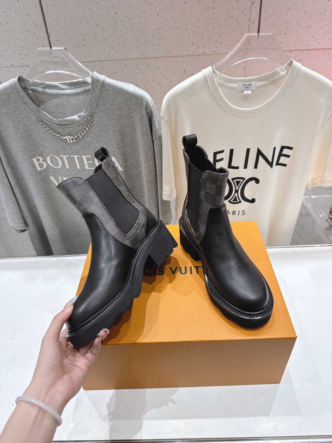 高版本出厂 LOUIS VUITTON 25ss LV驴牌新款厚底切尔西短靴马丁靴楦型百搭瘦脚yyds.