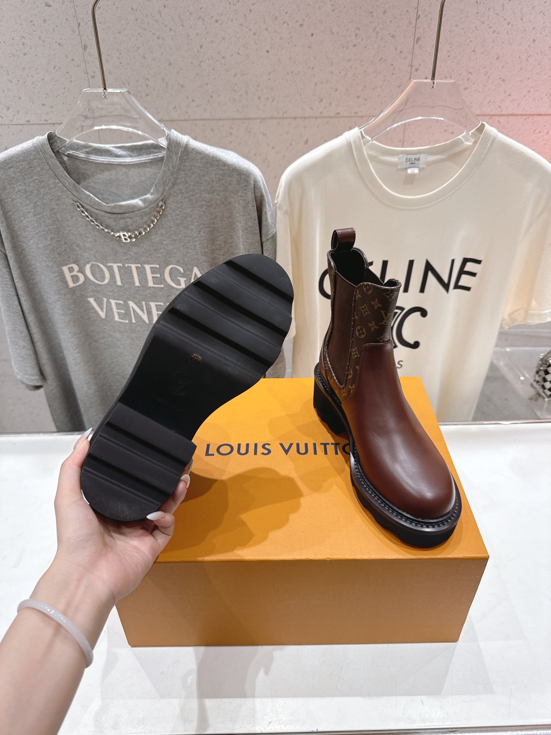 高版本出厂 LOUIS VUITTON 25ss LV驴牌新款厚底切尔西短靴马丁靴楦型百搭瘦脚yyds.
