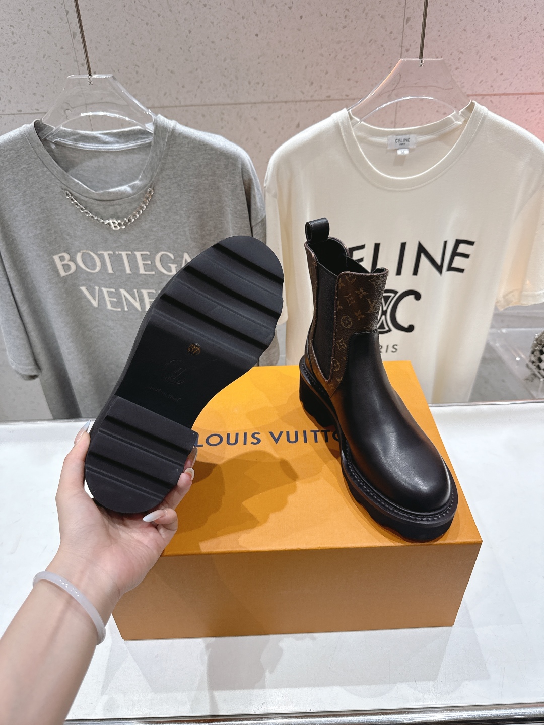 高版本出厂 LOUIS VUITTON 25ss LV驴牌新款厚底切尔西短靴马丁靴楦型百搭瘦脚yyds.