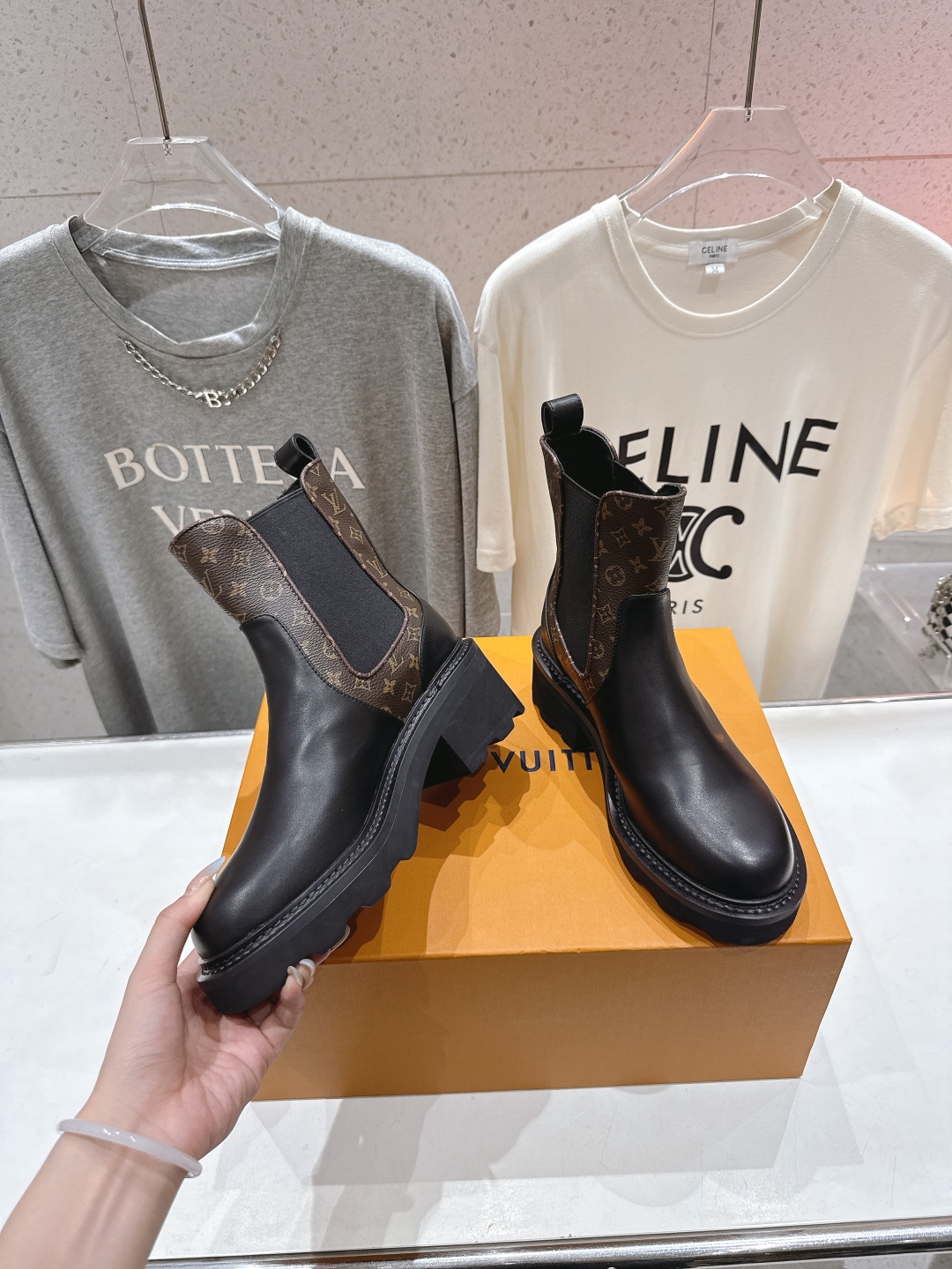 高版本出厂 LOUIS VUITTON 25ss LV驴牌新款厚底切尔西短靴马丁靴楦型百搭瘦脚yyds.