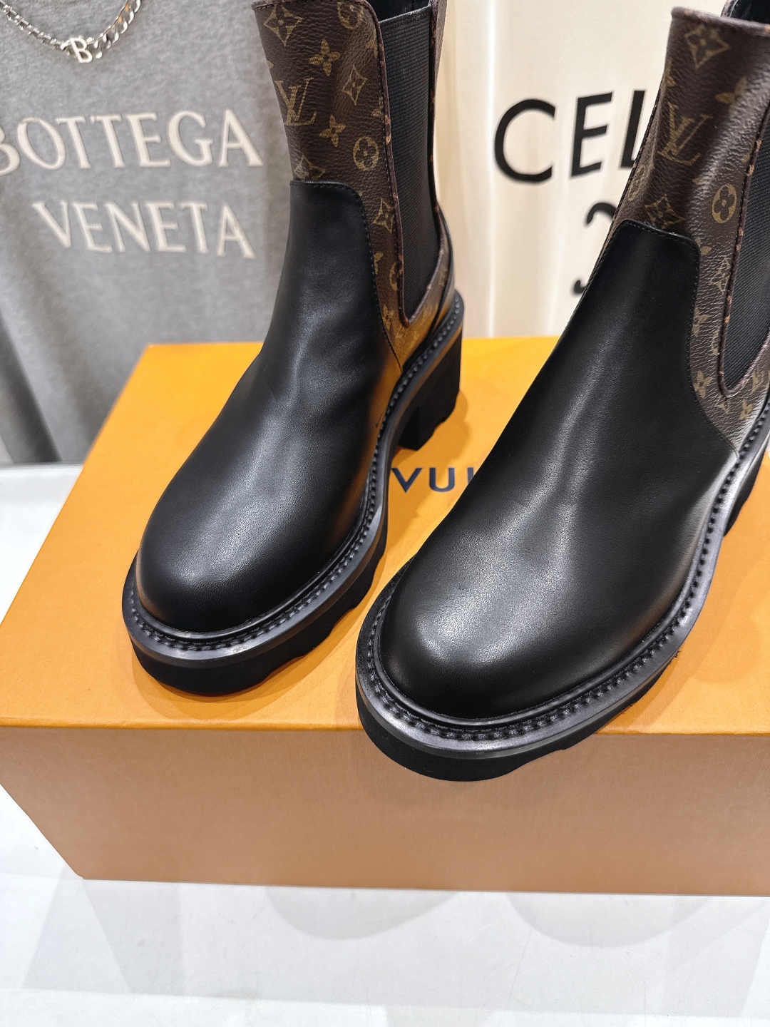 高版本出厂 LOUIS VUITTON 25ss LV驴牌新款厚底切尔西短靴马丁靴楦型百搭瘦脚yyds.