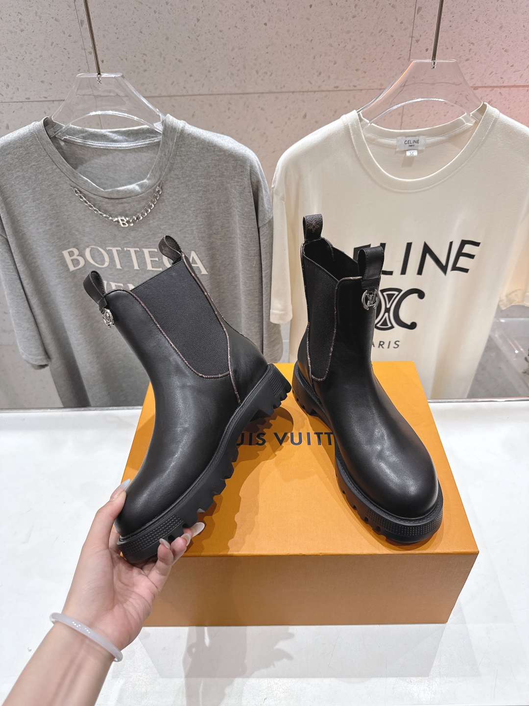 高版本出厂 LOUIS VUITTON 25ss LV驴牌新款厚底切尔西短靴马丁靴楦型百搭瘦脚yyds.