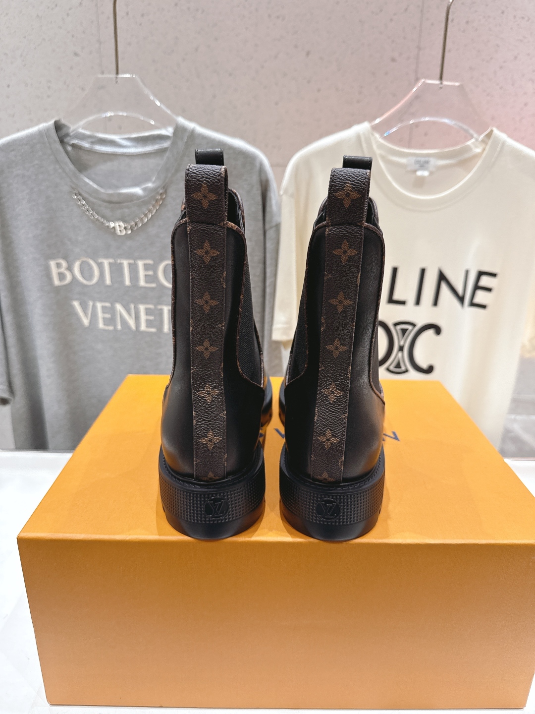 高版本出厂 LOUIS VUITTON 25ss LV驴牌新款厚底切尔西短靴马丁靴楦型百搭瘦脚yyds.