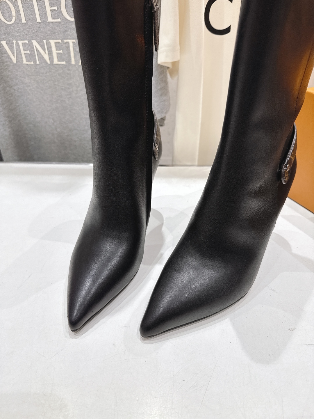 高版本出厂 LOUIS VUITTON 25ss LV驴牌秋冬新款高跟短靴楦型百搭瘦脚yyds.造型立体