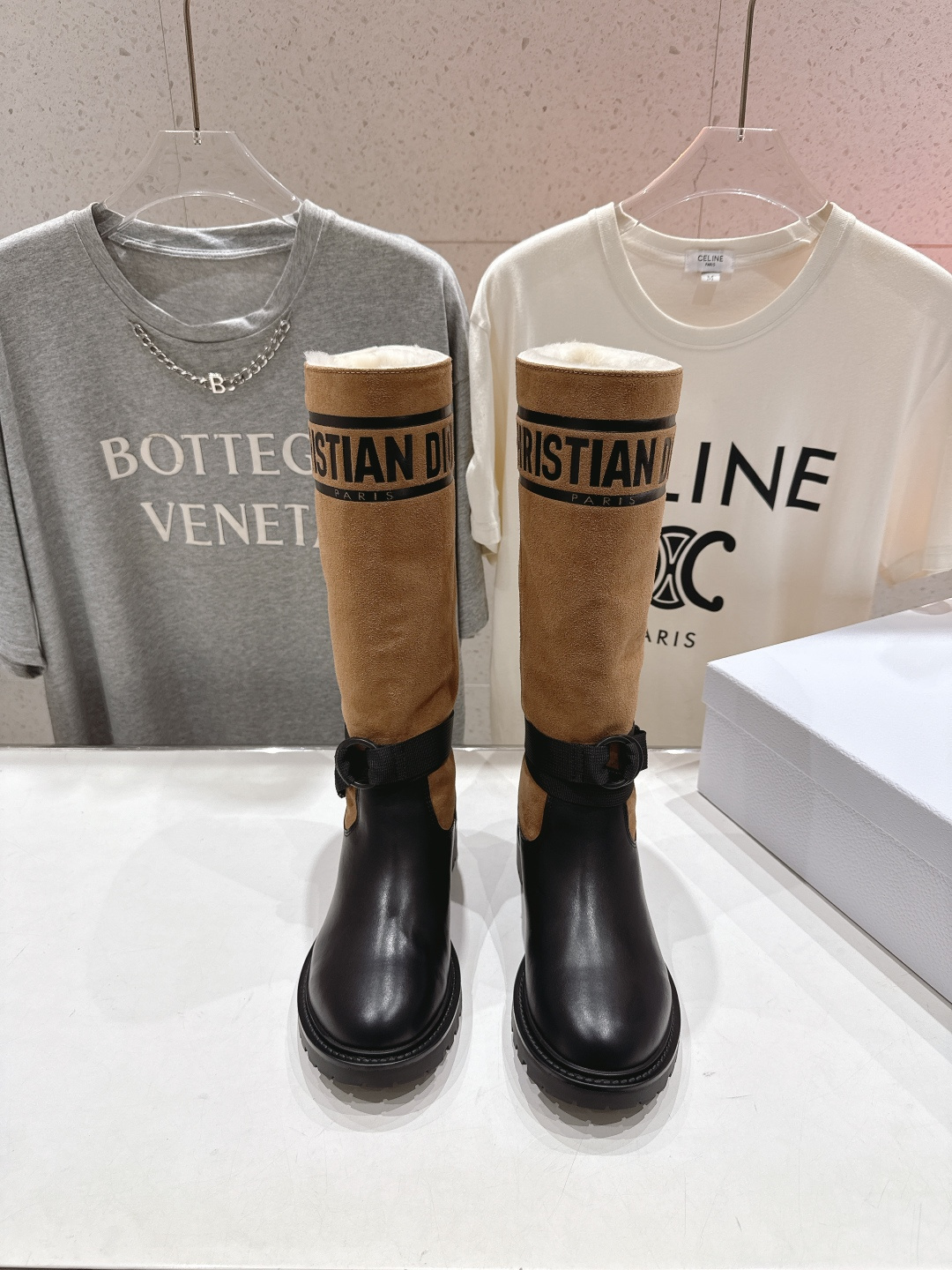 NO:498425,High-version Pili Mauri Dior* Djia F019 2025ss catwalk workwear mid-tube boots Xiaohongshu hits, favorites of major celebrities and internet celebrities~ The upper is made of original cowhide, original customized boots, the inner foot pad is made of original imported cowhide Original open molded sole Size35-39 40 orders, boots, dior, dior, boots, cowhide19860909高版本 皮里 毛里  Dior* D家F019 2025ss走秀款工装中筒靴 小红书爆款,各大明星网红的最爱～ 鞋面采用原版牛皮,原版定制靴筒 内里垫脚采用原版进口牛皮 原版开模大底 Size35-39 40订,靴子,dior,dior,boots,cowhide,Women's Shoes