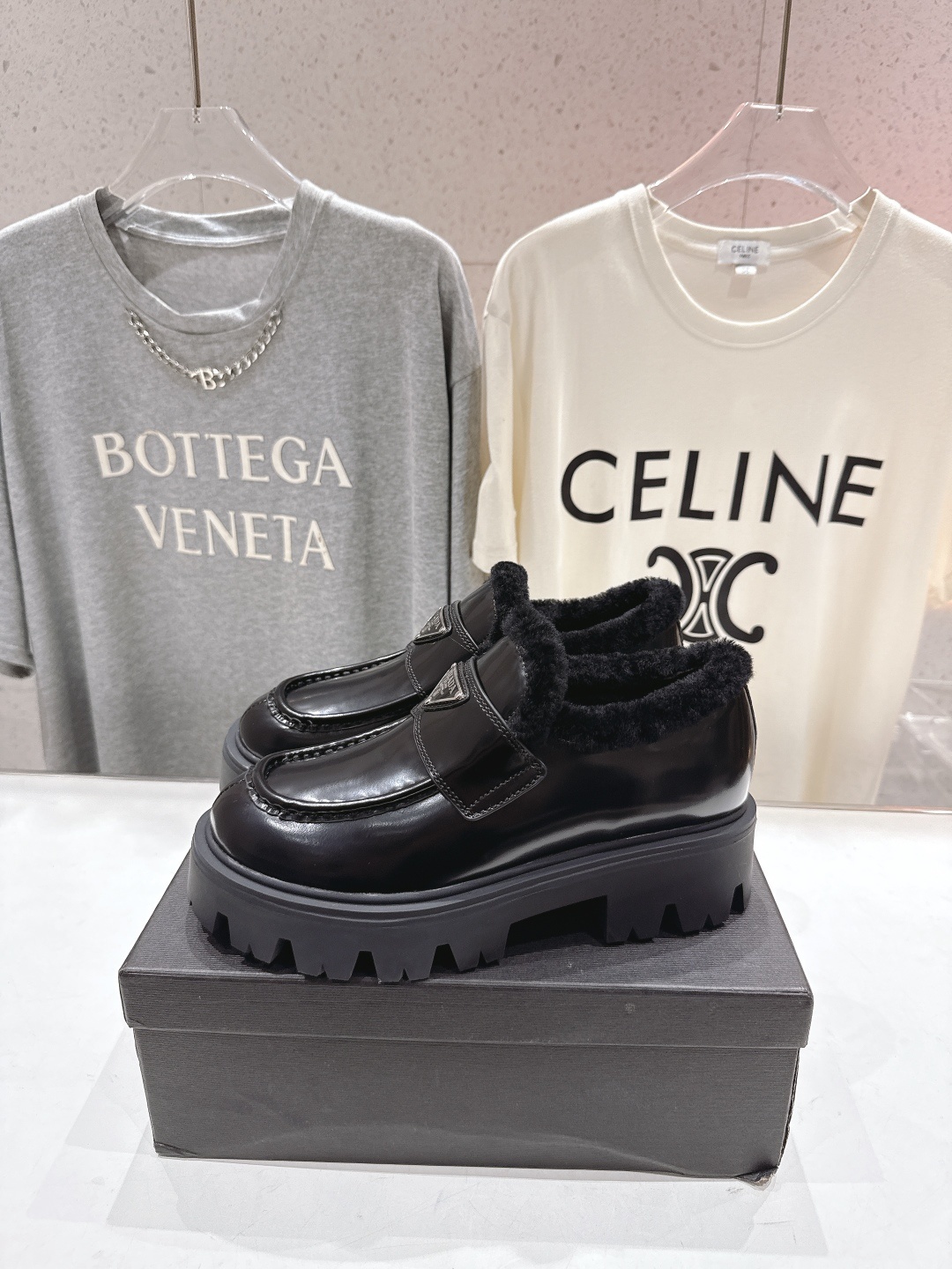 高版本出厂 毛里 prada* 普拉达ss25new arrival~P家秋冬新品羊毛里三角扣单鞋乐福鞋