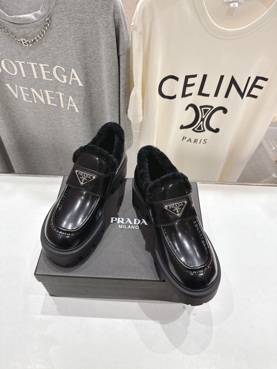 高版本出厂 毛里 prada* 普拉达ss25new arrival~P家秋冬新品羊毛里三角扣单鞋乐福鞋