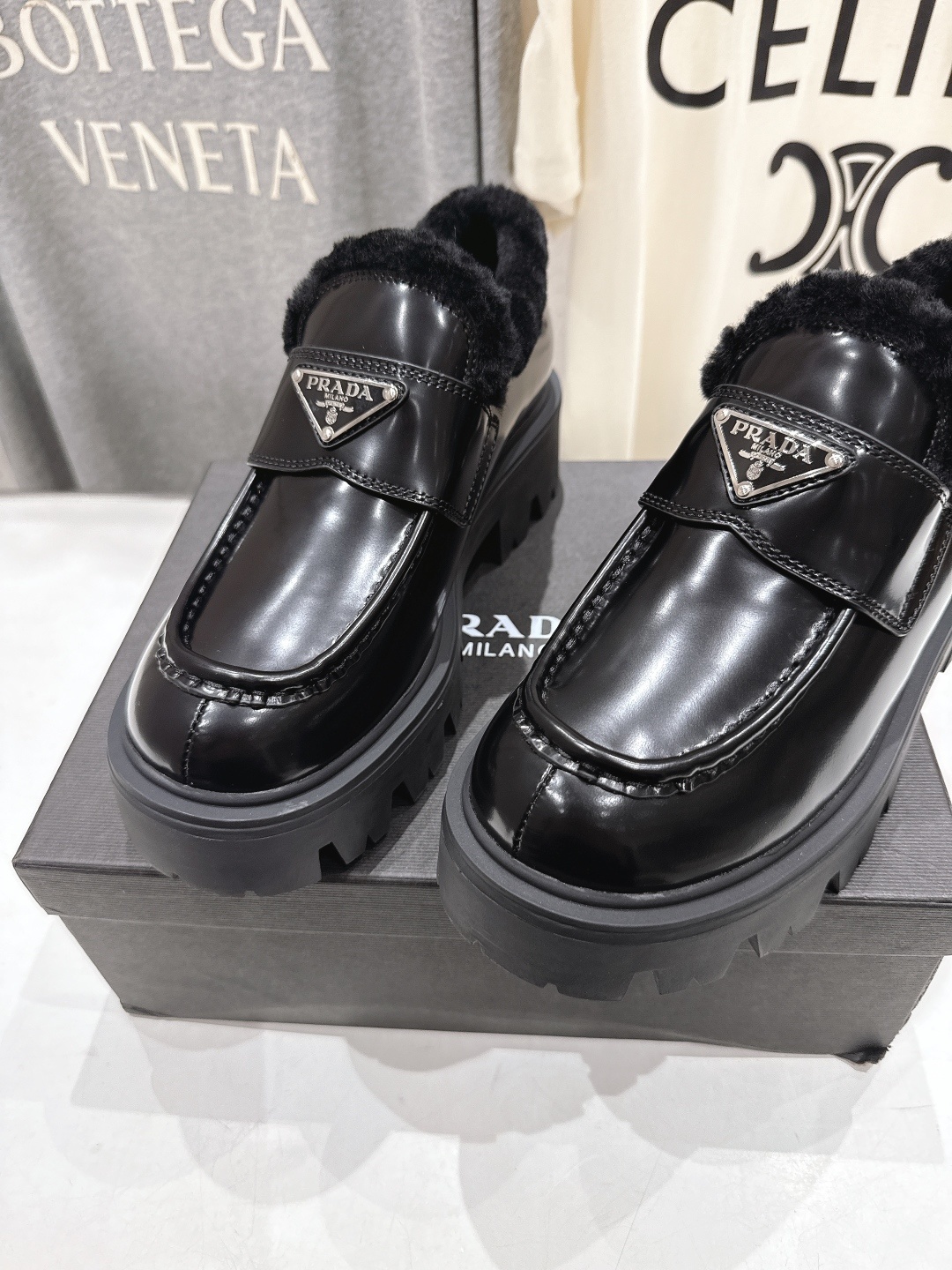 高版本出厂 毛里 prada* 普拉达ss25new arrival~P家秋冬新品羊毛里三角扣单鞋乐福鞋