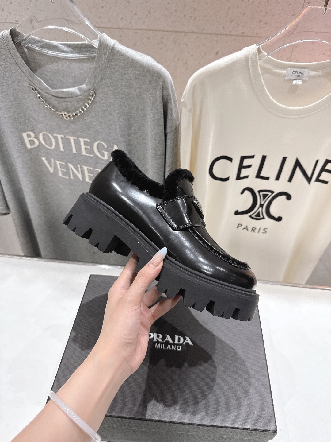 高版本出厂 毛里 prada* 普拉达ss25new arrival~P家秋冬新品羊毛里三角扣单鞋乐福鞋