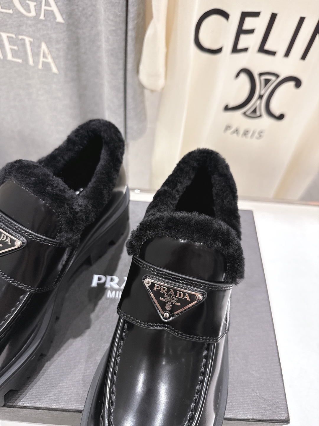 高版本出厂 毛里 prada* 普拉达ss25new arrival~P家秋冬新品羊毛里三角扣单鞋乐福鞋