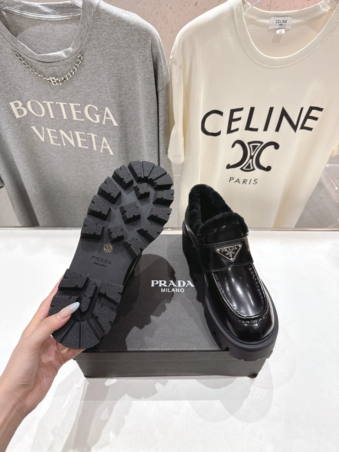 高版本出厂 毛里 prada* 普拉达ss25new arrival~P家秋冬新品羊毛里三角扣单鞋乐福鞋