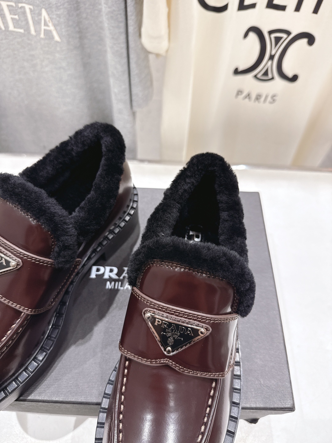 高版本出厂 毛里 prada* 普拉达ss25new arrival~P家秋冬新品羊毛里三角扣单鞋乐福鞋