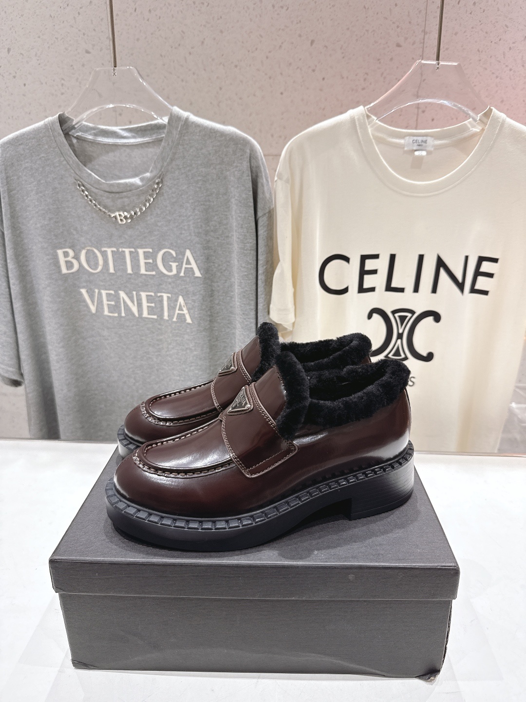 高版本出厂 毛里 prada* 普拉达ss25new arrival~P家秋冬新品羊毛里三角扣单鞋乐福鞋