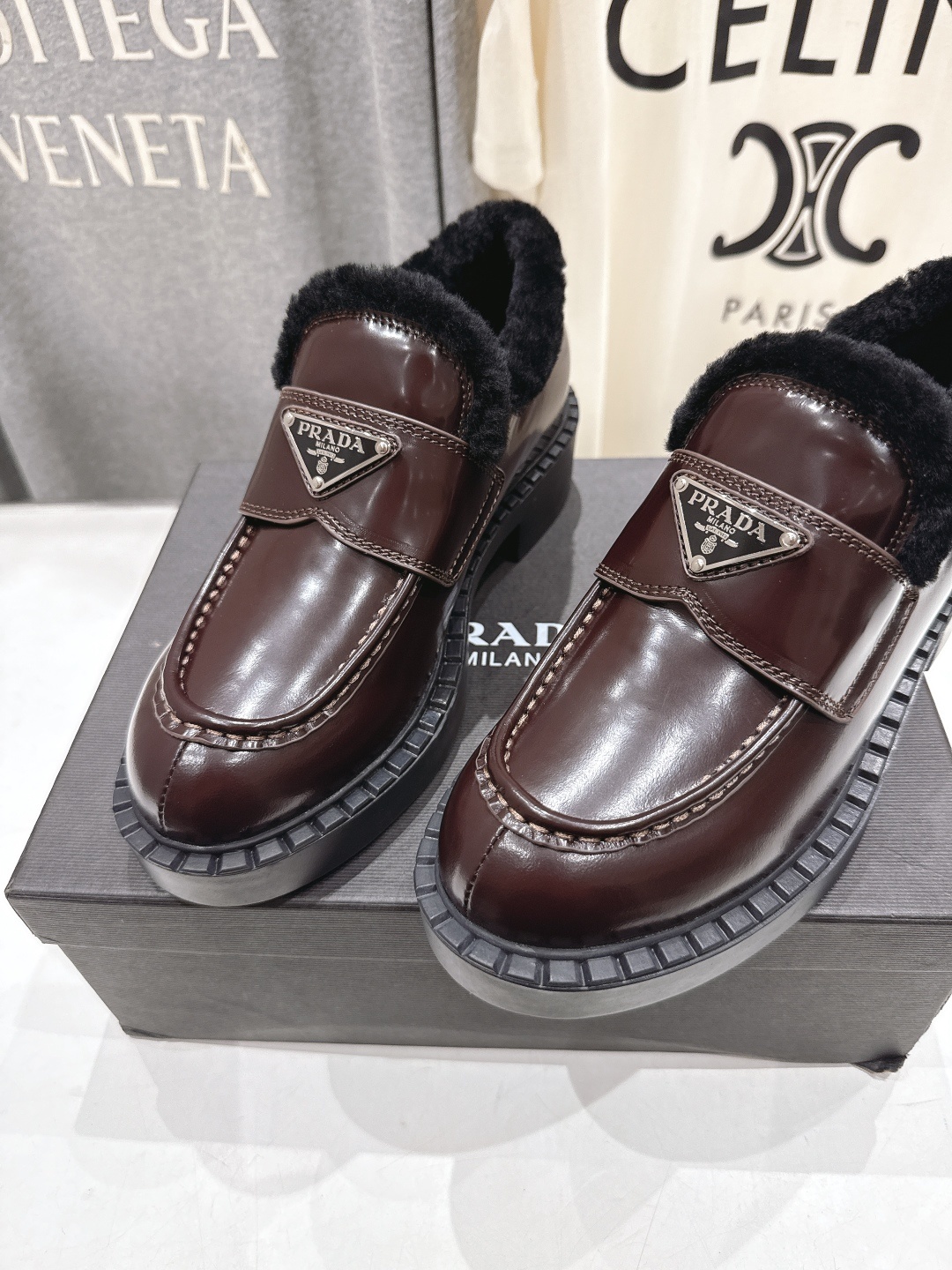 高版本出厂 毛里 prada* 普拉达ss25new arrival~P家秋冬新品羊毛里三角扣单鞋乐福鞋