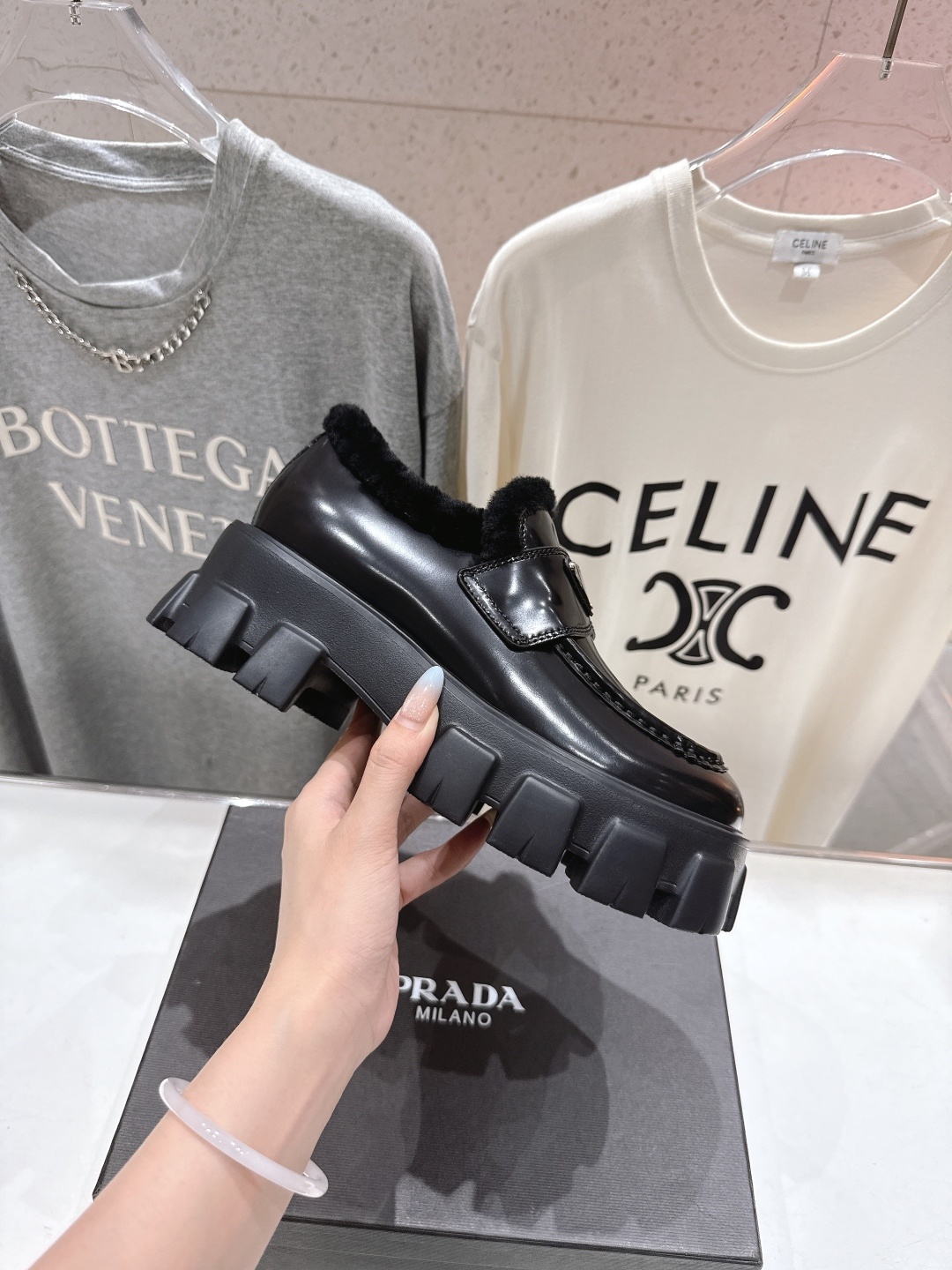 高版本出厂 毛里 prada* 普拉达ss25new arrival~P家秋冬新品羊毛里三角扣单鞋乐福鞋