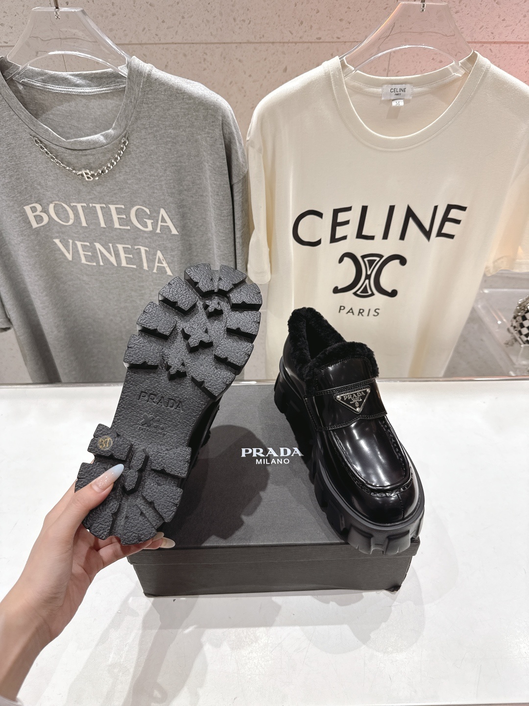 高版本出厂 毛里 prada* 普拉达ss25new arrival~P家秋冬新品羊毛里三角扣单鞋乐福鞋