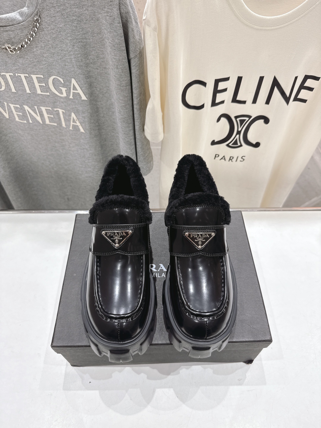 高版本出厂 毛里 prada* 普拉达ss25new arrival~P家秋冬新品羊毛里三角扣单鞋乐福鞋