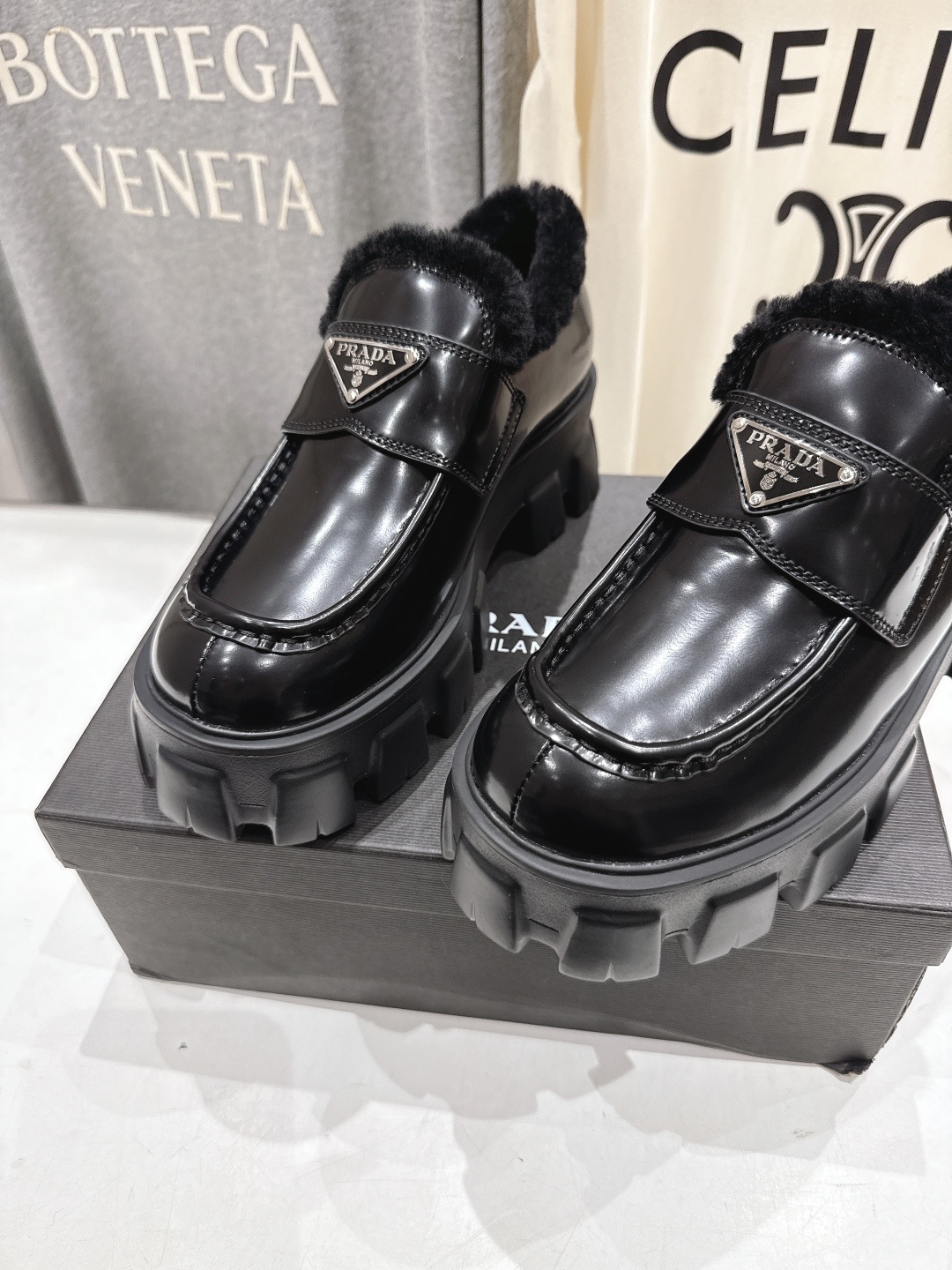 高版本出厂 毛里 prada* 普拉达ss25new arrival~P家秋冬新品羊毛里三角扣单鞋乐福鞋