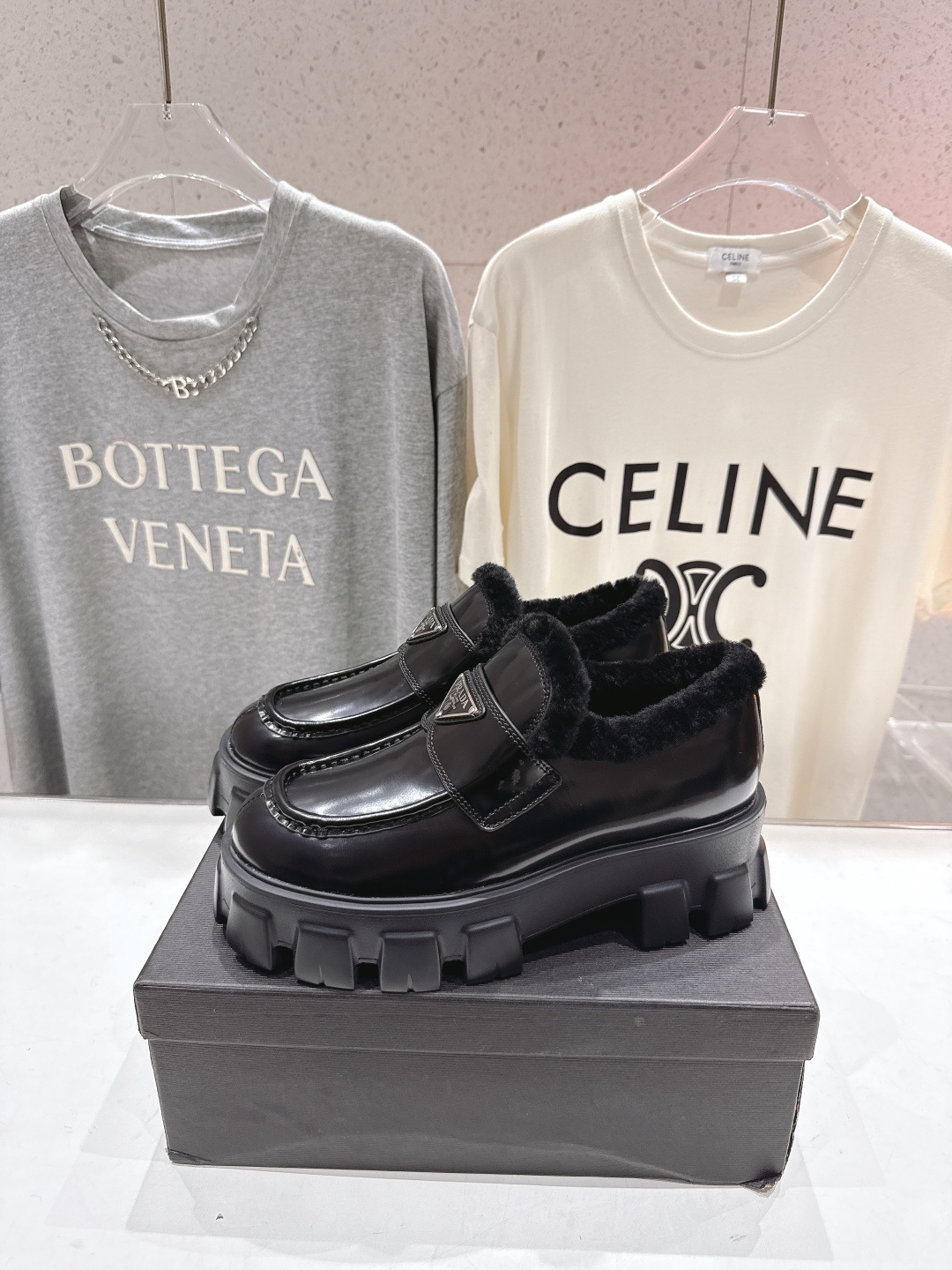 高版本出厂 毛里 prada* 普拉达ss25new arrival~P家秋冬新品羊毛里三角扣单鞋乐福鞋