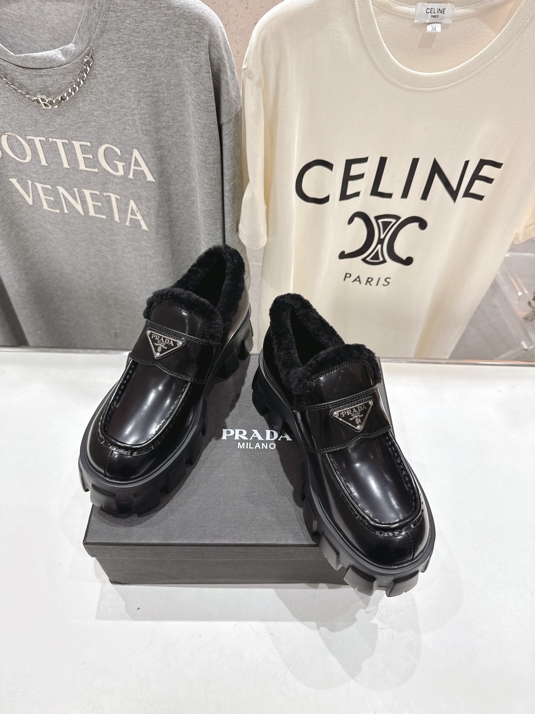 高版本出厂 毛里 prada* 普拉达ss25new arrival~P家秋冬新品羊毛里三角扣单鞋乐福鞋