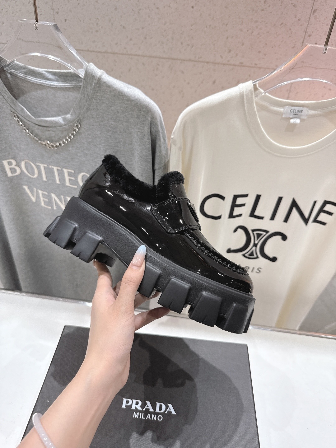 高版本出厂 毛里 prada* 普拉达ss25new arrival~P家秋冬新品羊毛里三角扣单鞋乐福鞋