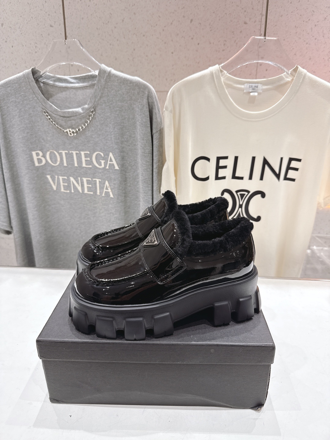 高版本出厂 毛里 prada* 普拉达ss25new arrival~P家秋冬新品羊毛里三角扣单鞋乐福鞋